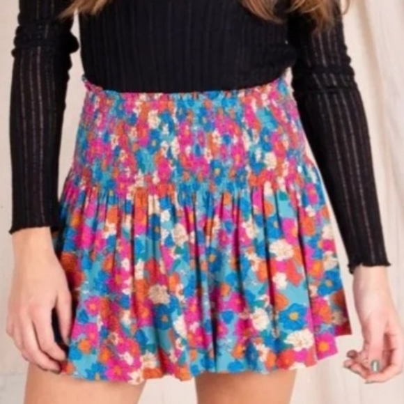 NATURAL LIFE Pants - Natural Life Medium Daisy Skort Bright Floral Ruffle Skirt shorts Smocked waist